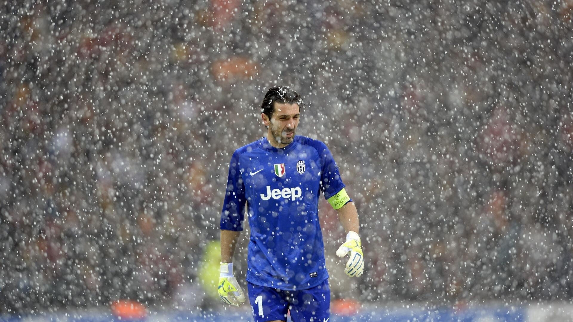 球迷热情支持，现场气氛热烈动人，球迷互动