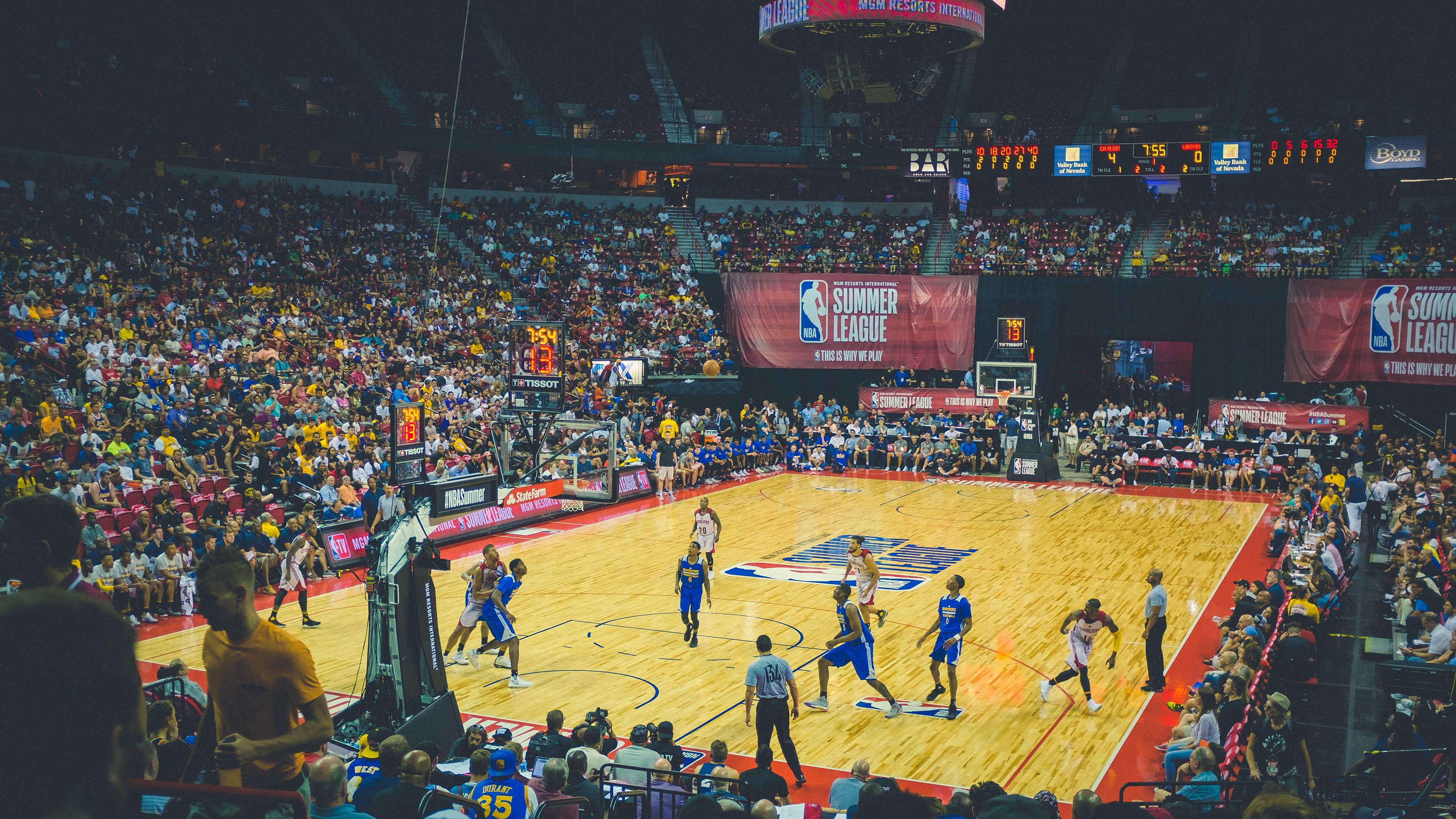 球迷热情支持，现场气氛热烈动人，球迷互动